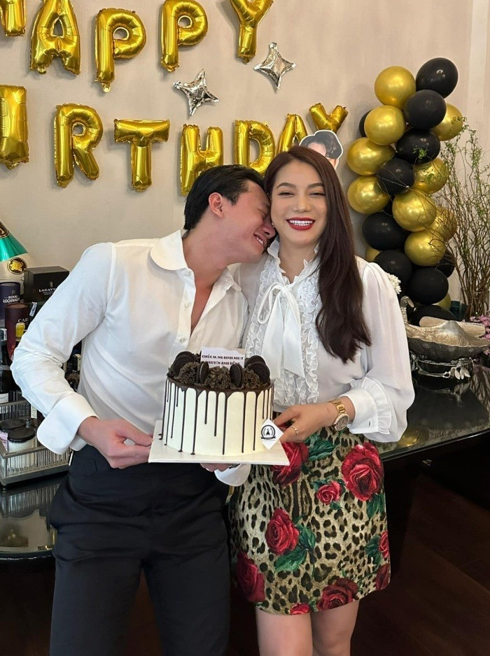 Nguyễn Anh Dũng trong buổi tiệc sinh nhật đón tuổi 32 bên Trương Ngọc Ánh.