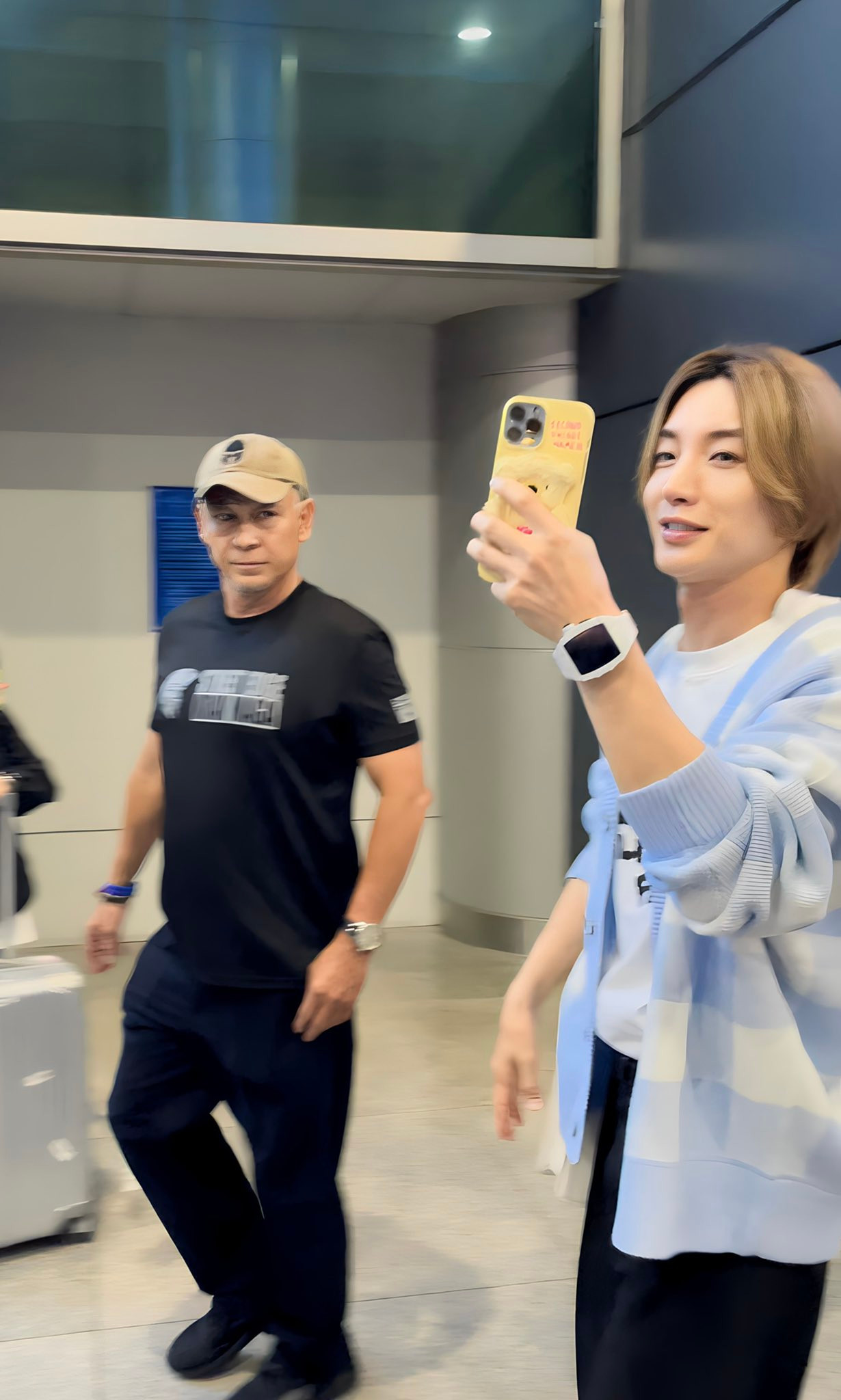 Hai thành viên Super Junior là Shindong và Leeteuk được chào đón nồng nhiệt tại sân bay Tân Sơn Nhất trong vòng tay của người hâm mộ. Trưởng nhóm Leeteuk đăng tải video cùng dòng chữ tiếng Việt: “Rất vui được gặp các bạn. Cảm ơn Việt Nam nhé”.