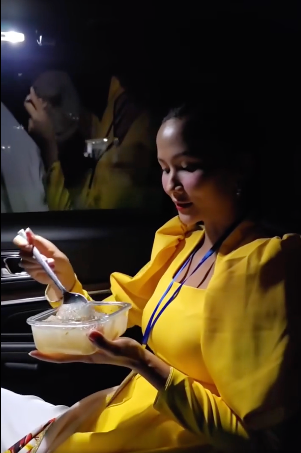 Hoa hậu H'Hen Niê xuất phát từ 4h sáng để kịp đến địa điểm tập kết. Vì không kịp chuẩn bị bữa sáng, cô được chồng - nhiếp ảnh gia Tuấn Khôi - tiếp sức bằng yến chưng. Hoa hậu H'Hen Niê xuất phát từ 4h sáng để kịp đến địa điểm tập kết. Vì không kịp chuẩn bị bữa sáng, cô được chồng - nhiếp ảnh gia Tuấn Khôi - tiếp sức bằng yến chưng.