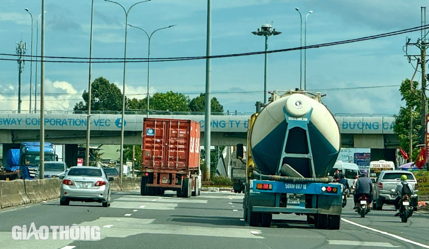 Từ cầu Đồng Nai, tiếp tục đi khoảng 30km trên QL51 rồi rẽ vào cao tốc TP.HCM - Long Thành - Dầu Giây sẽ đến được cầu Long Thành. Cầu Long Thành là cây cầu thứ 2 nối TP Thủ Đức (TP.HCM) và huyện Long Thành (Đồng Nai).