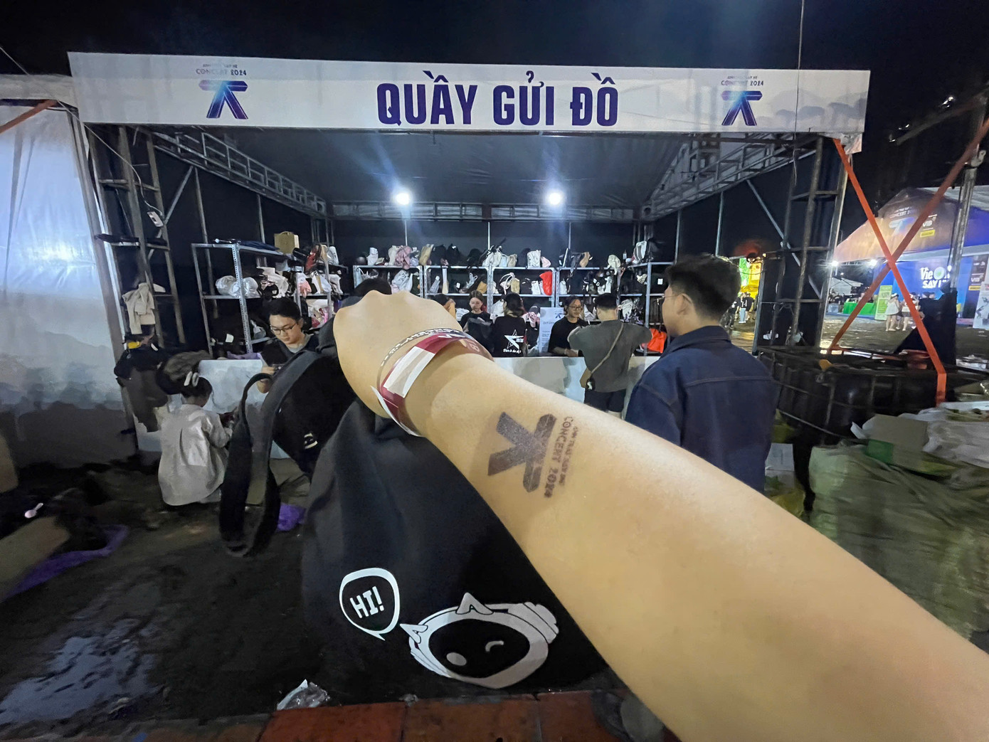 Công tác check- in trải qua nhiều bước chặt chẽ như quét mã, đánh dấu lên tay... Ảnh: Phạm Nguyễn. Công tác check- in trải qua nhiều bước chặt chẽ như quét mã, đánh dấu lên tay... Ảnh: Phạm Nguyễn.