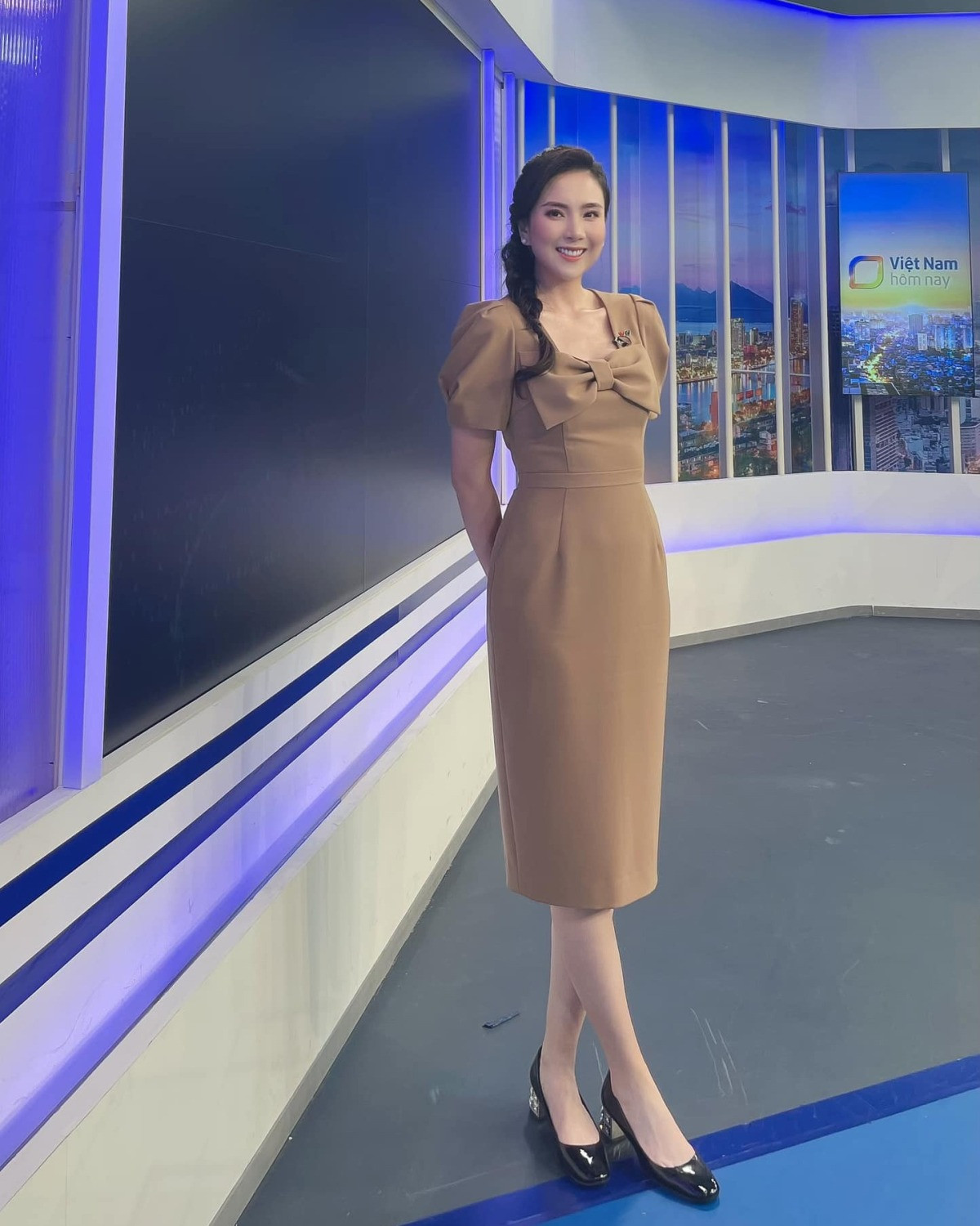 Phong cách của nữ MC hài hòa, không cứng nhắc, những bộ đầm với nhiều kiểu dáng khác nhau, kết hợp với phụ kiện như trang sức, khăn lụa hàng hiệu… tạo sự đa dạng, khác biệt.