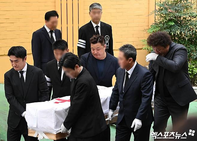 Dàn diễn viên không cầm được nước mắt tiễn đưa Kim Soo Mi về nơi an nghỉ cuối cùng. Ảnh: Starnews.