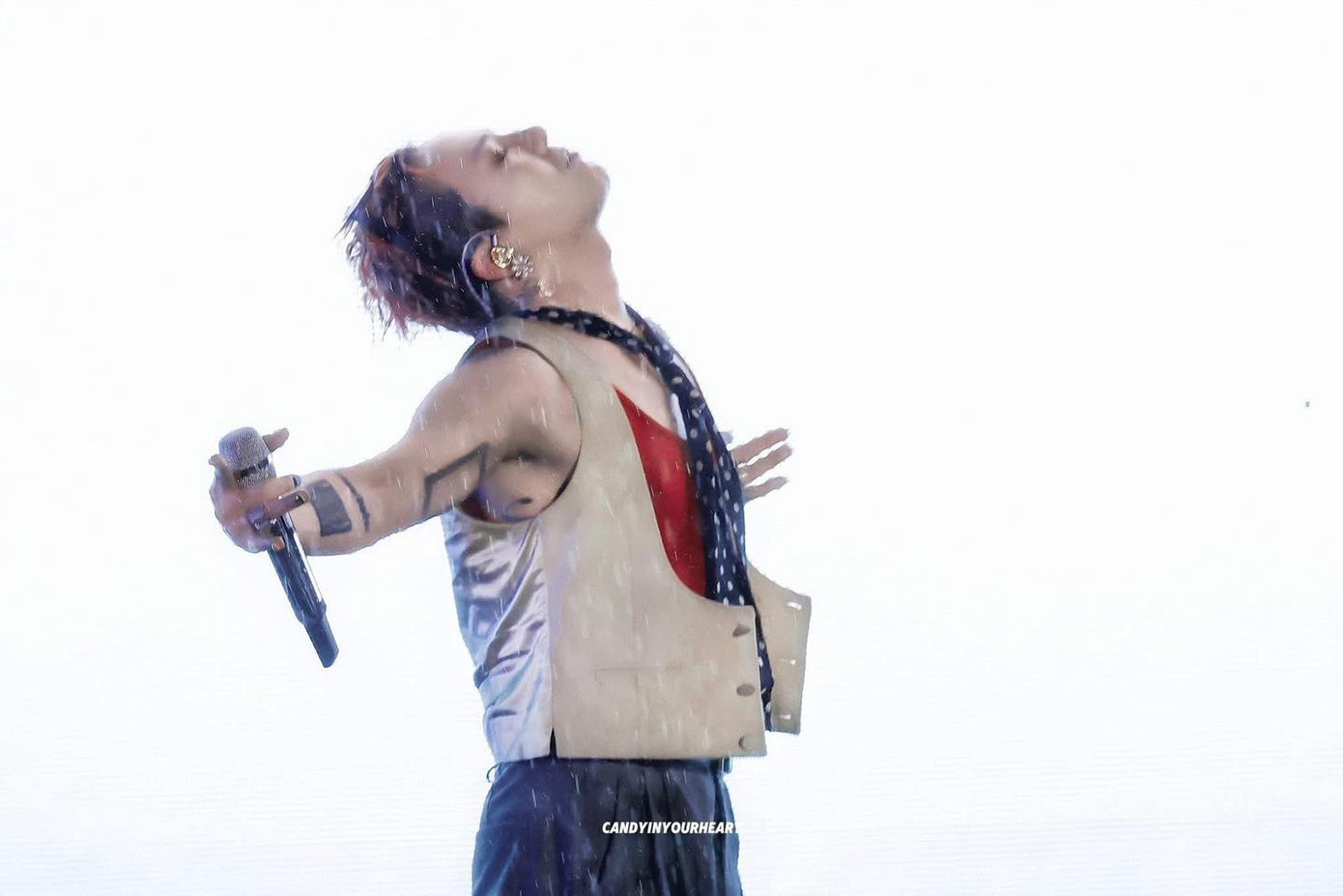 Hình ảnh đẹp của thủ lĩnh Big Bang dưới cơn mưa xối xả được fansite ghi lại. Ảnh: @candyinuheart. Hình ảnh đẹp của thủ lĩnh Big Bang dưới cơn mưa xối xả được fansite ghi lại. Ảnh: @candyinuheart.