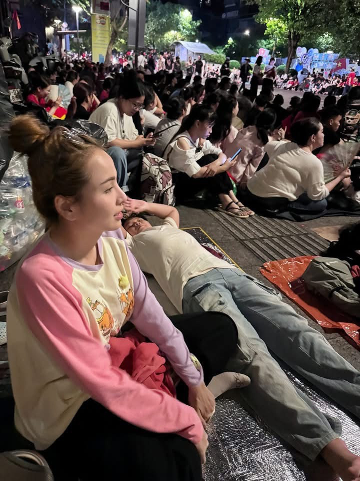 Không chỉ tham gia biểu diễn, nhiều nghệ sĩ cũng xuống phố để hoà mình vào không khí sôi động. Hoa hậu Diễm Hương cùng con trai trải bạt qua đêm trên phố đi bộ Nguyễn Huệ, chờ đón khoảnh khắc các đoàn diễu binh đi qua. Cô cho biết mong muốn con trai tận mắt chứng kiến sự kiện đặc biệt, cảm nhận niềm tự hào dân tộc. Không chỉ tham gia biểu diễn, nhiều nghệ sĩ cũng xuống phố để hoà mình vào không khí sôi động. Hoa hậu Diễm Hương cùng con trai trải bạt qua đêm trên phố đi bộ Nguyễn Huệ, chờ đón khoảnh khắc các đoàn diễu binh đi qua. Cô cho biết mong muốn con trai tận mắt chứng kiến sự kiện đặc biệt, cảm nhận niềm tự hào dân tộc.