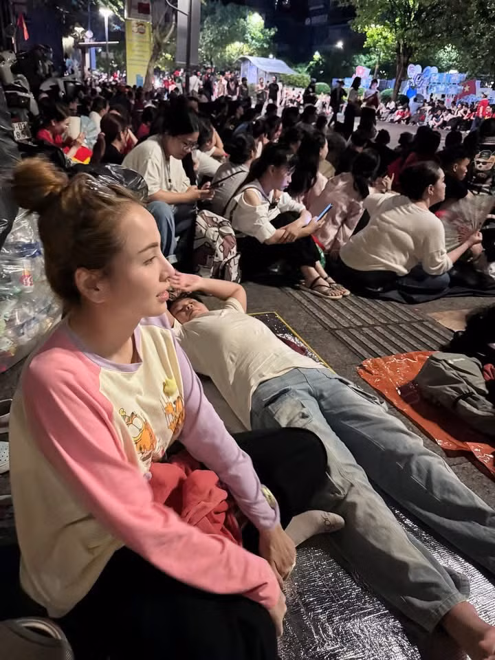 Không chỉ tham gia biểu diễn, nhiều nghệ sĩ cũng xuống phố để hoà mình vào không khí sôi động. Hoa hậu Diễm Hương cùng con trai trải bạt qua đêm trên phố đi bộ Nguyễn Huệ, chờ đón khoảnh khắc các đoàn diễu binh đi qua. Cô cho biết mong muốn con trai tận mắt chứng kiến sự kiện đặc biệt, cảm nhận niềm tự hào dân tộc. Không chỉ tham gia biểu diễn, nhiều nghệ sĩ cũng xuống phố để hoà mình vào không khí sôi động. Hoa hậu Diễm Hương cùng con trai trải bạt qua đêm trên phố đi bộ Nguyễn Huệ, chờ đón khoảnh khắc các đoàn diễu binh đi qua. Cô cho biết mong muốn con trai tận mắt chứng kiến sự kiện đặc biệt, cảm nhận niềm tự hào dân tộc.