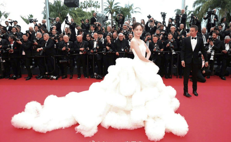 Vạn Thiên Huệ mặc váy tà dài trái quy định Cannes năm 2025.