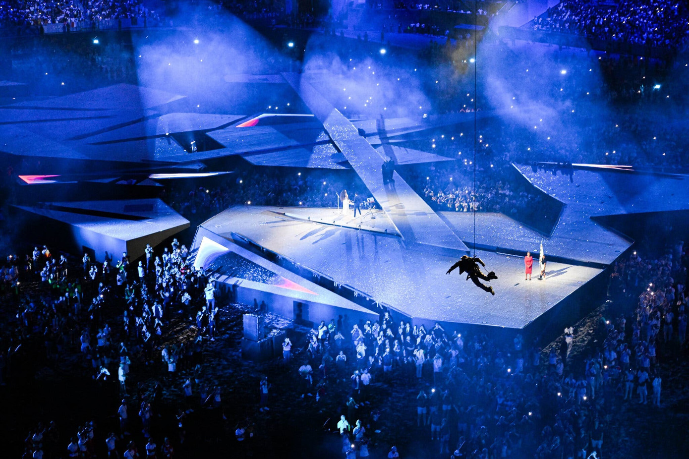 Tài tử Tom Cruise tự mình thực hiện màn đu dây mạo hiểm không khác gì cảnh phim Nhiệm vụ bất khả thitại bế mạc Olympic 2024. Ảnh:Getty.