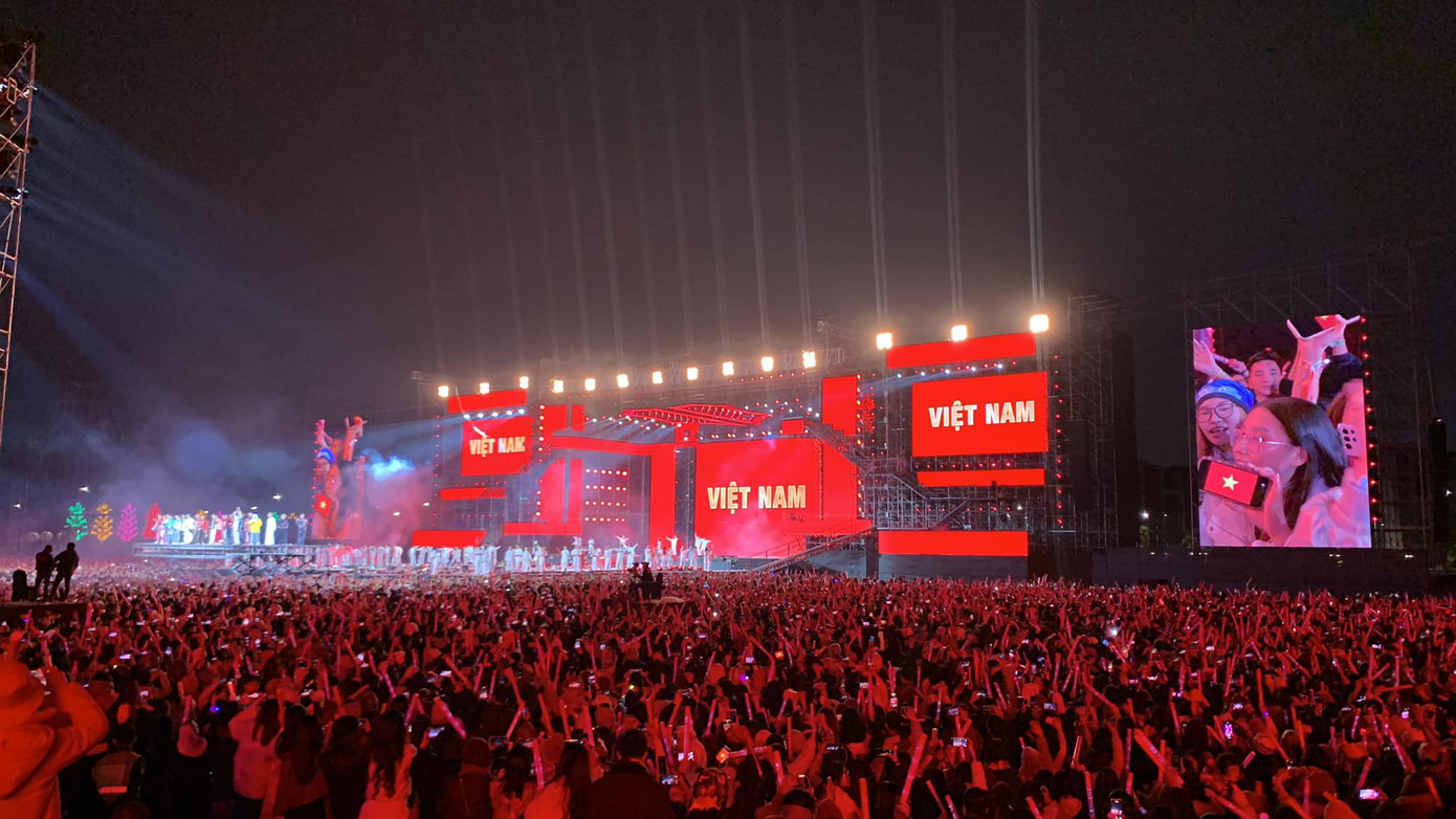 Kết concert, dàn nghệ sĩ cùng hàng chục nghìn khán giả hát ca khúc Niềm tin chiến thắng, cổ vũ tuyển Việt Nam thi đấu tại AFF Cup 2024 ngày 15/12. Người hâm mộ sau đó hô vang và giơ banner "Cảm ơn vì đã đến" gửi đến các anh tài. Ảnh: FB.