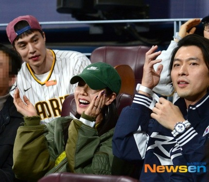 Vợ chồng Hyun Bin - Son Ye Jin hẹn hò xem bóng chày. Ảnh: Newsen, Sports Seoul,