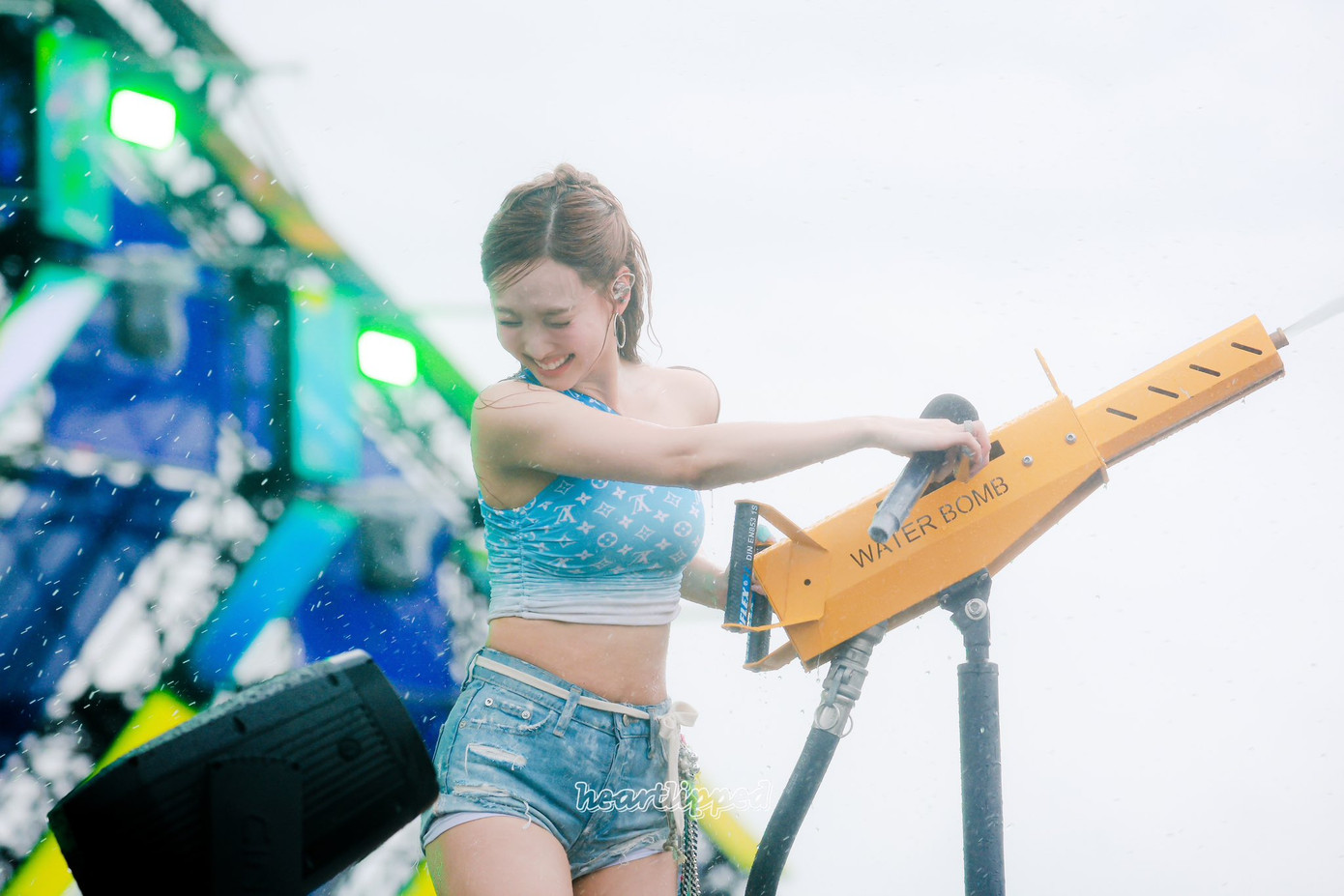 Nayeon (Twice) trở lại với sản phẩm solo mới. Nữ thần tượng sinh năm 1995 được khen vóc dáng khỏe khoắn nhưng không kém phần gợi cảm. Trang phục diễn của Nayeon có đồ bảo hộ kỹ càng. Nayeon (Twice) trở lại với sản phẩm solo mới. Nữ thần tượng sinh năm 1995 được khen vóc dáng khỏe khoắn nhưng không kém phần gợi cảm. Trang phục diễn của Nayeon có đồ bảo hộ kỹ càng.