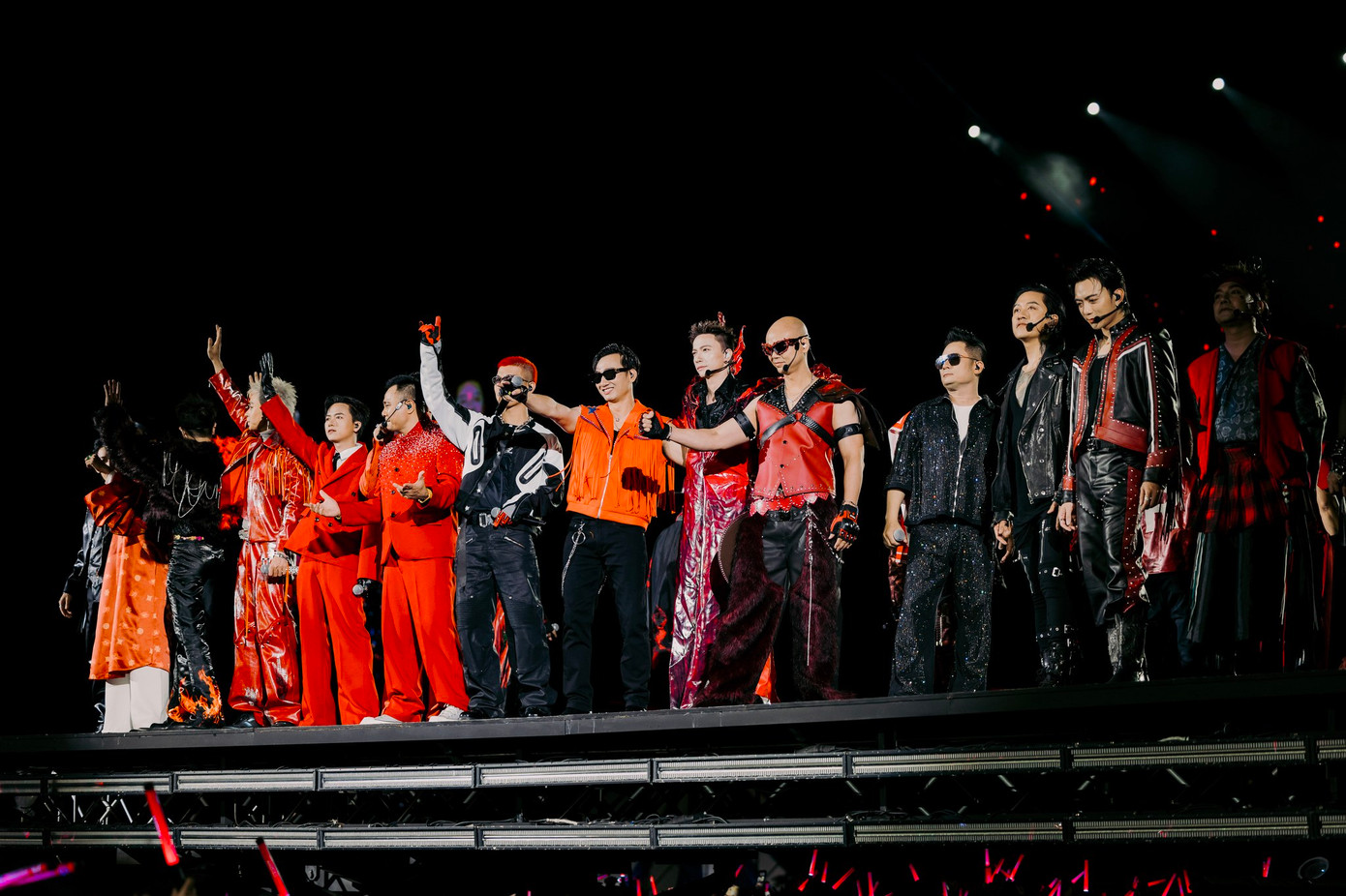 Đây là đêm diễn đầu có đầy đủ 33 anh tài tham dự. Trước đó, một số thành viên vắng mặt vì trùng lịch trình cá nhân. Đoạn intro hoành tráng được làm mới hoàn toàn, tiếp đến là sân khấu Hỏa ca - bài hát chủ đề của chương trình.