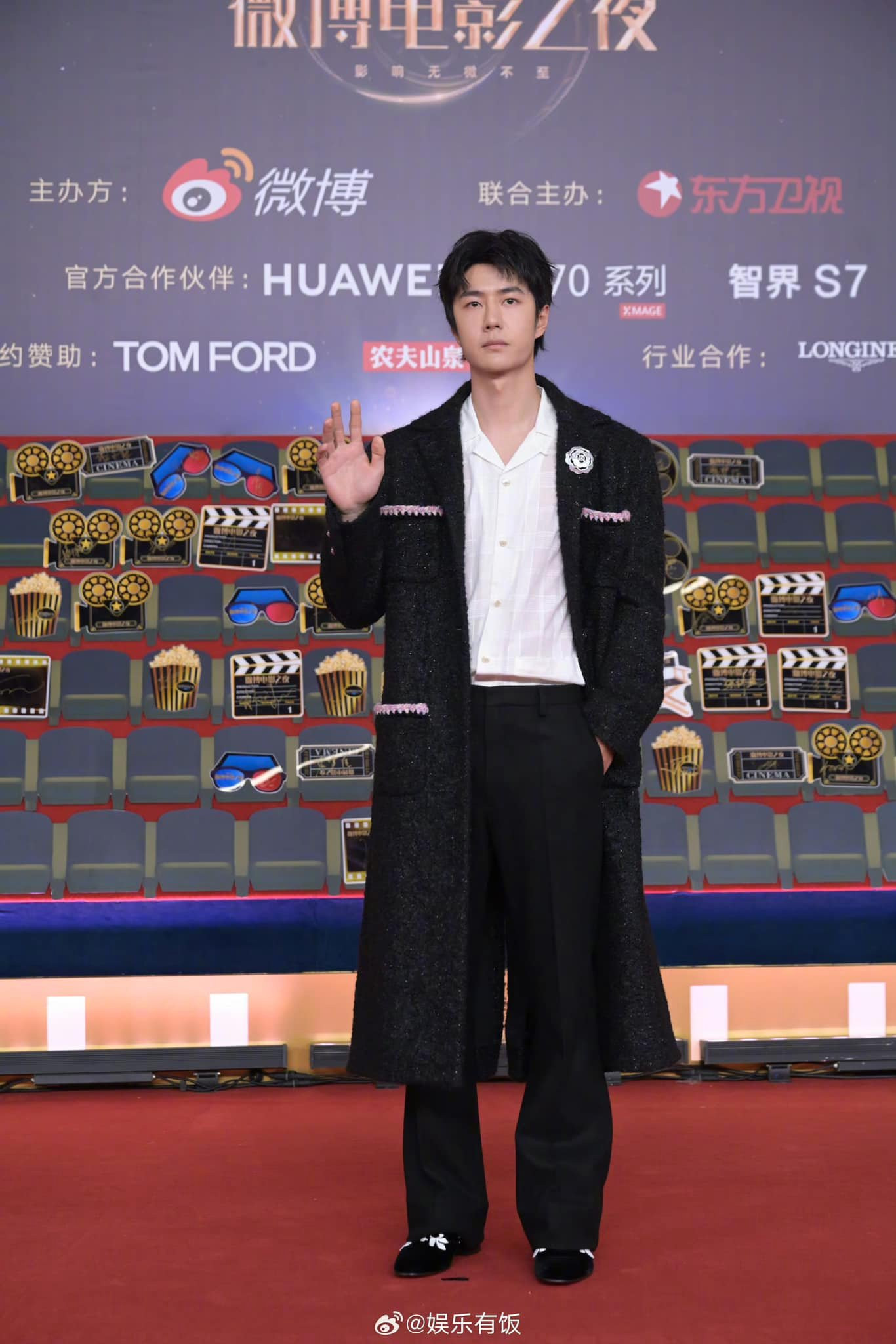 Vương Nhất Bác xuất hiện trên thảm đỏ đêm hội điện ảnh Weibo với gương mặt nhợt nhạt. Fan cho biết nam diễn viên để mặt mộc hoàn toàn, anh nhanh chóng trở thành chủ đề nóng trên hot search Weibo. Nhiều người khen ngôi sao Trần tình lệnh thể trạng tốt, da đẹp, tuy nhiên có ý kiến cho rằng không trang điểm khiến Vương Nhất Bác kém sắc và già hơn tuổi 27.