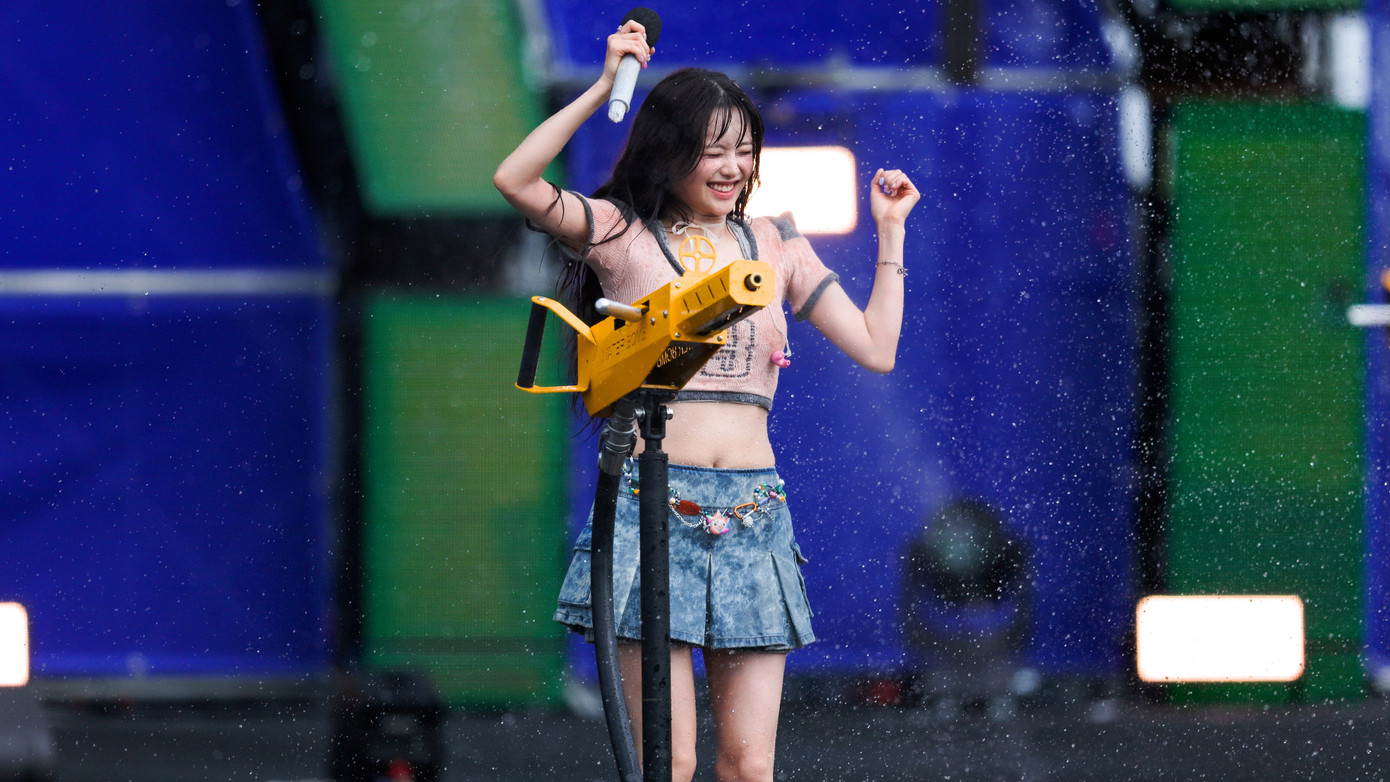 Ca sĩ Chuu lựa chọn váy ngắn và áo crop top khuấy động sân khấu nhạc nước. Ca sĩ Chuu lựa chọn váy ngắn và áo crop top khuấy động sân khấu nhạc nước.