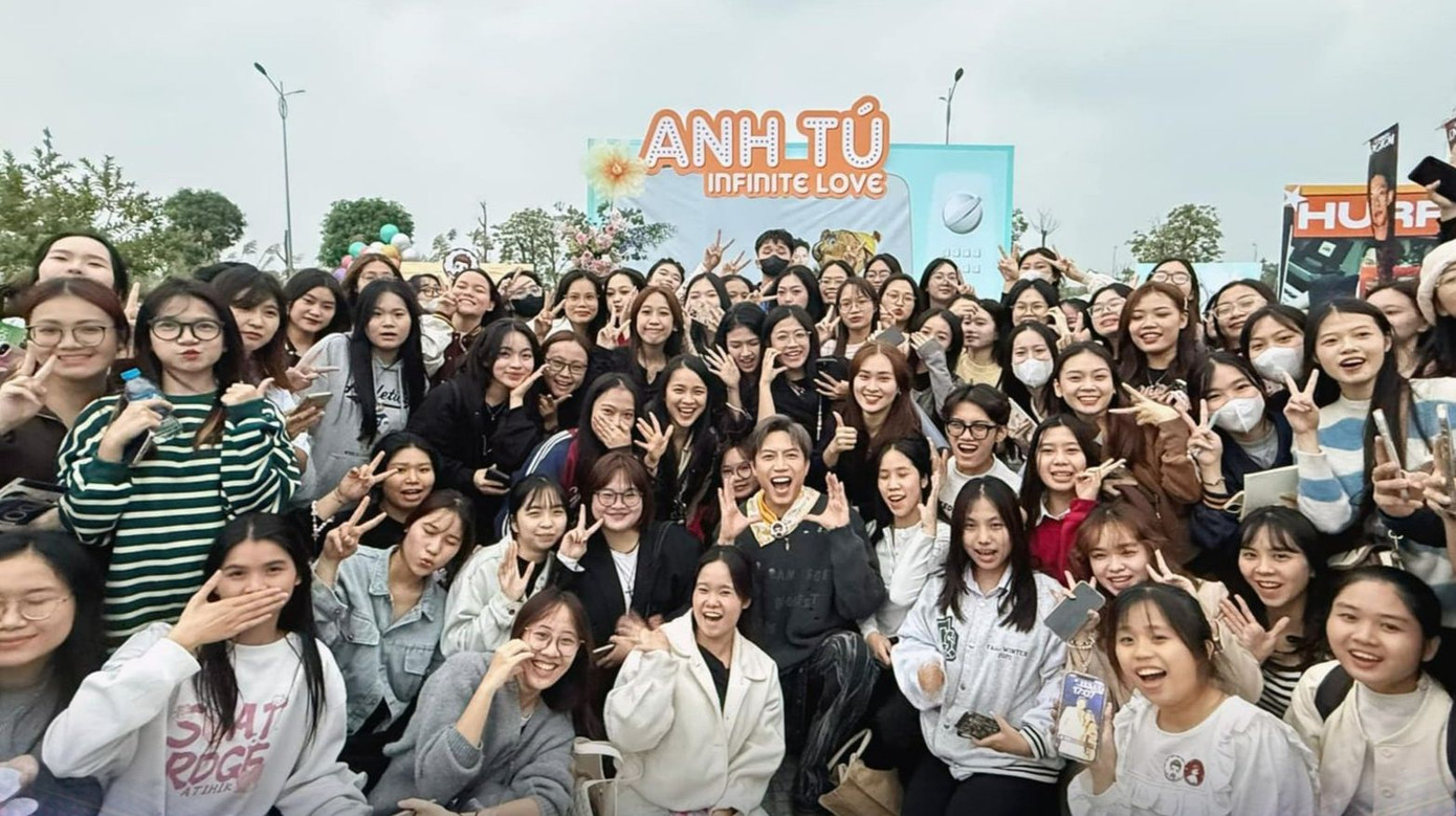 Theo ông Đinh Bá Thành, hai đêm nhạc Anh trai say hi ở Mỹ Đình dự kiến đón vài chục nghìn khán giả, vượt concert Born Pink của BlackPink tại Hà Nội (hơn 63.000 khán giả). Giá vé đêm nhạc Anh trai say hi dao động từ 500.000 đồng đến 10 triệu đồng. Hạng cao nhất được phục vụ ăn uống, giao lưu cùng các nghệ sĩ. Ảnh: BTC.