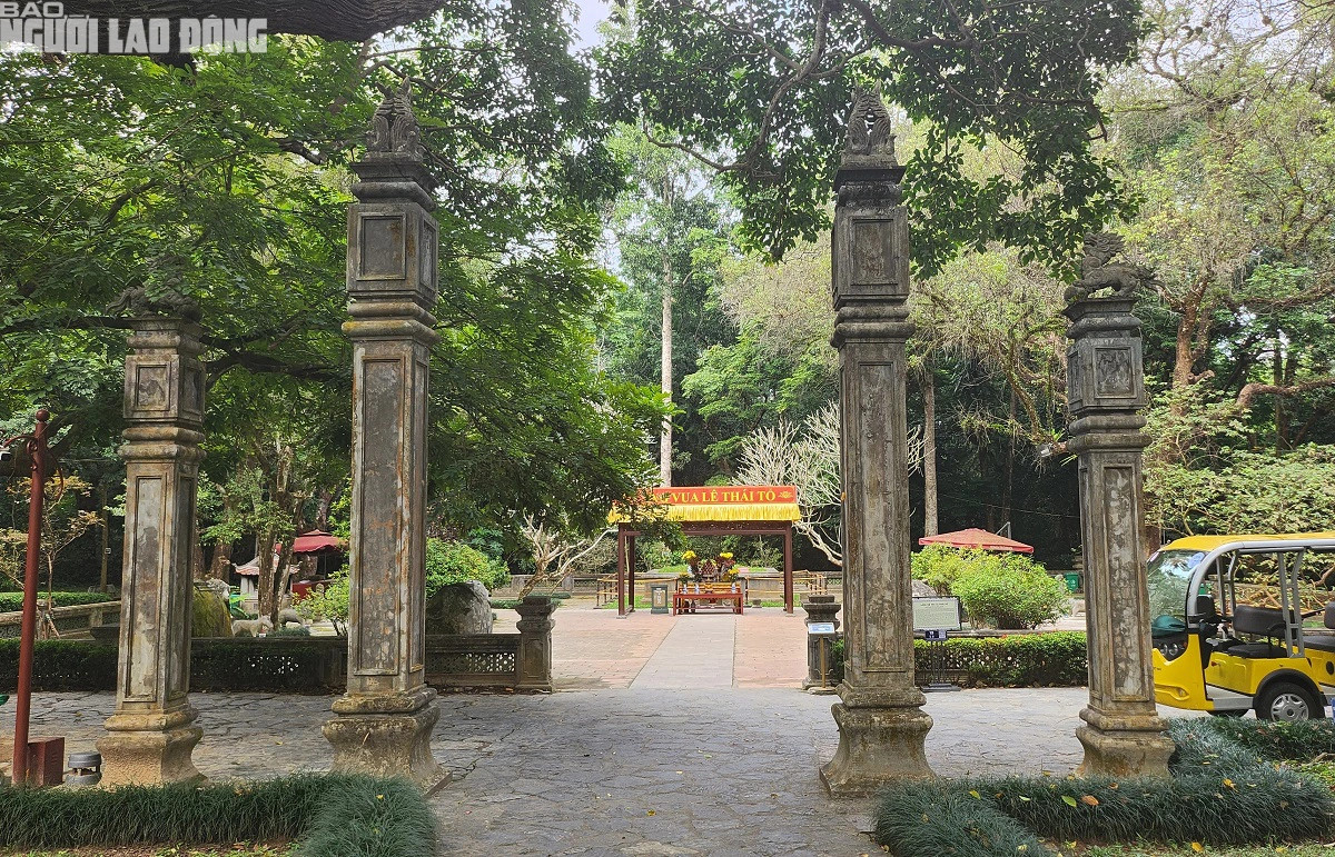 ...ngay trước mộ vua Lê Thái Tổ