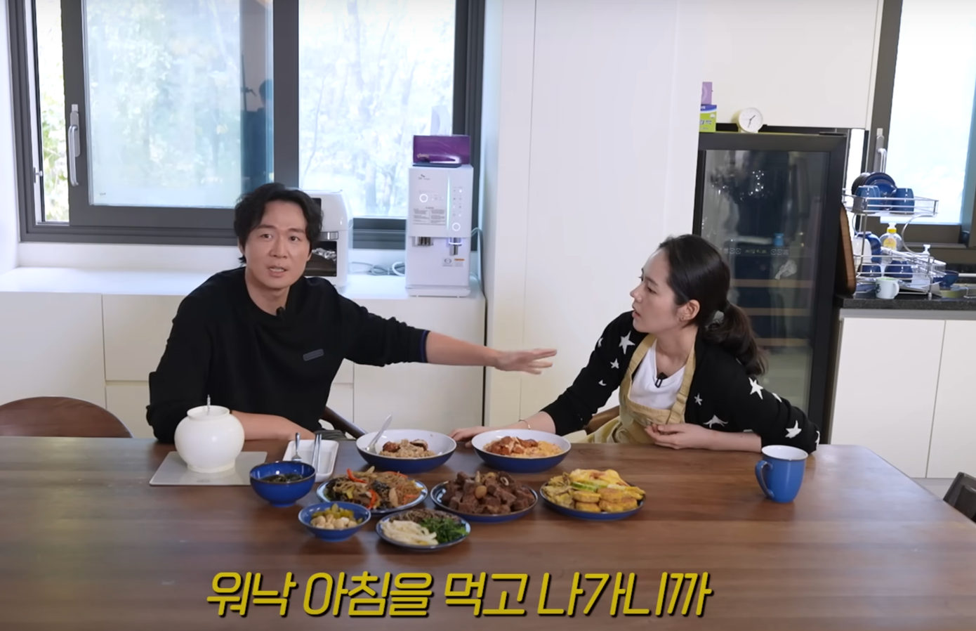 Vợ chồng Han Ga In - Yeon Jung Hoon (trái) trên kênh YouTube cá nhân.