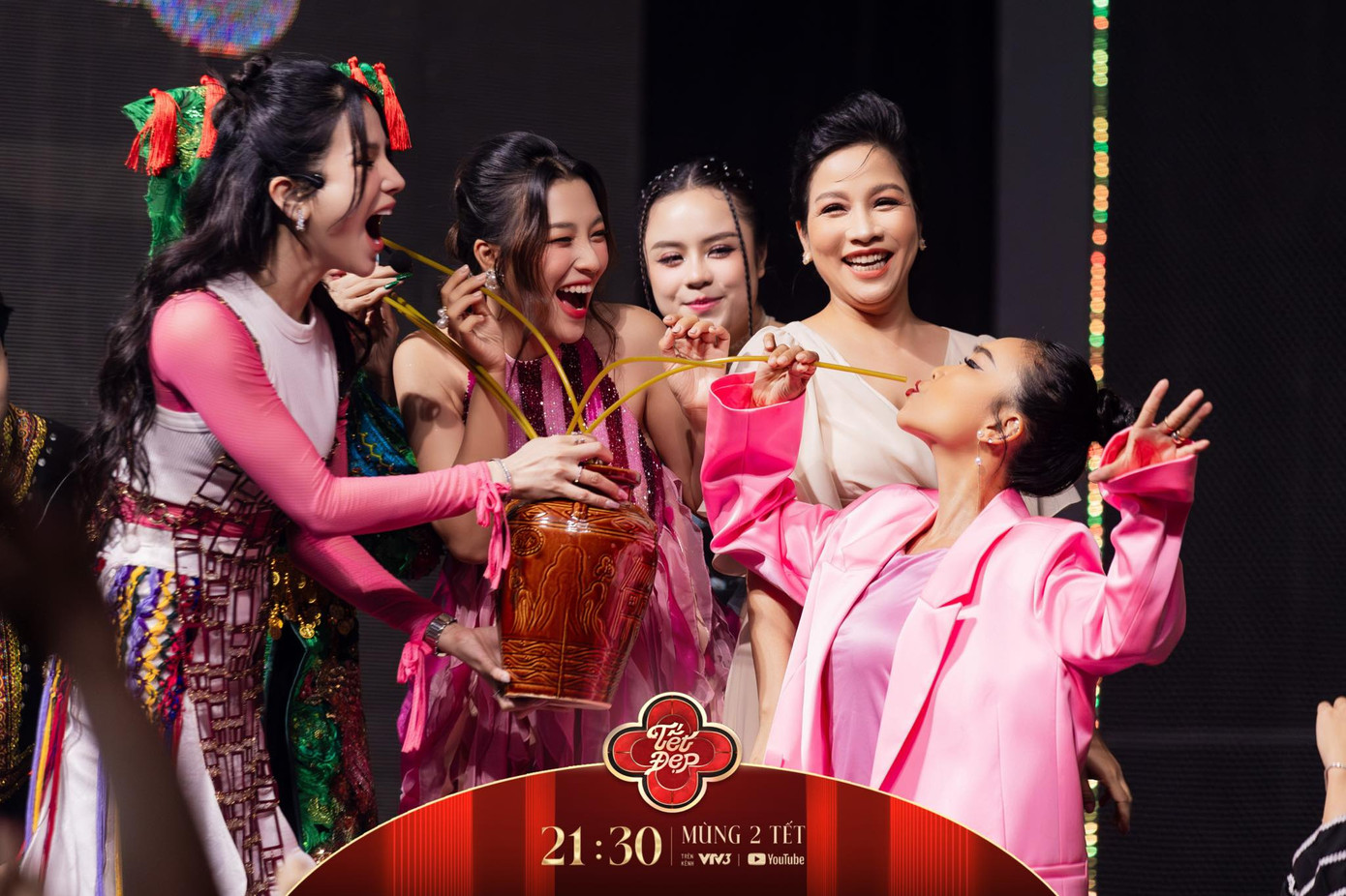 Dàn chị đẹp quy tụ tại show Tết đẹp tối mùng 2 Tết Giáp thìn.