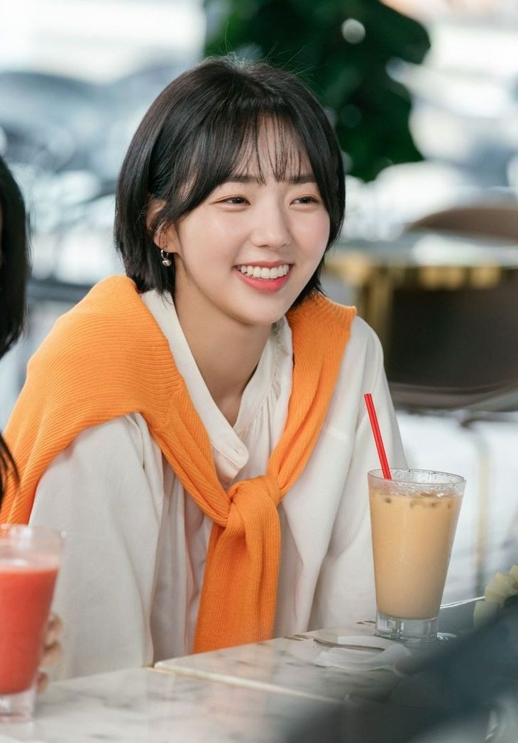 Trước khi trở thành nữ chính When the phone rings, Soo Bin lần đầu xuất hiện trước công chúng với những vai phụ ít đất diễn. Năm 2014, cô ra mắt trong bộ phim My dictator, tiếp đó là The diary of a resentful woman, Spy. Năm 2015, cô đảm nhận vai chính đầu tiên trong House of Bluebird và Sassy go go, để lại ấn tượng sâu sắc cho khán giả.