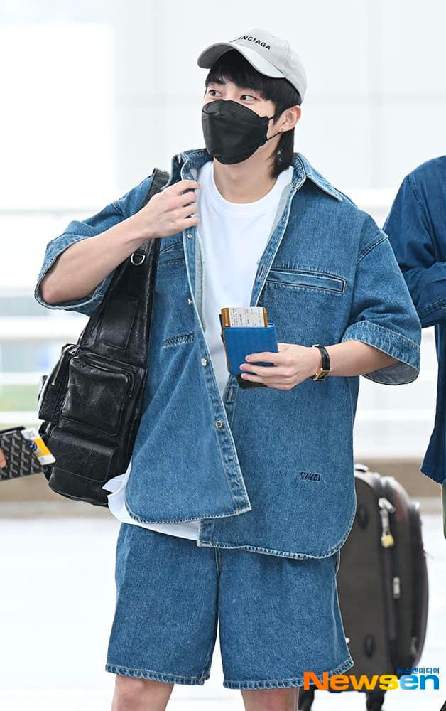 Hai thành viên nhóm EXO là Suho là Xiumin đáp chuyến bay từ Seoul tới TPHCM để tham dự sự kiện âm nhạc diễn ra vào tối nay (26/9). Ảnh: Newsen.