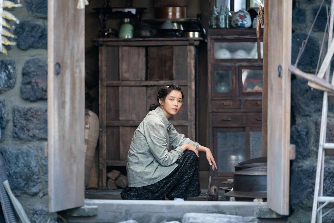 Xuyên suốt 16 tập phim kể câu chuyện về ba thế hệ phụ nữ, từ Ae Sun sinh ra trên đảo Jeju, đến mẹ và con gái cô. Xuyên suốt 16 tập phim kể câu chuyện về ba thế hệ phụ nữ, từ Ae Sun sinh ra trên đảo Jeju, đến mẹ và con gái cô.