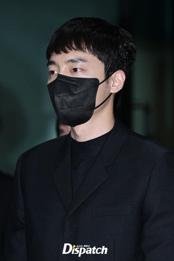 Roy Kim (trái) và Kang Seungyoon không giấu được nỗi buồn khi tiễn đưa đồng nghiệp về nơi an nghỉ cuối cùng.