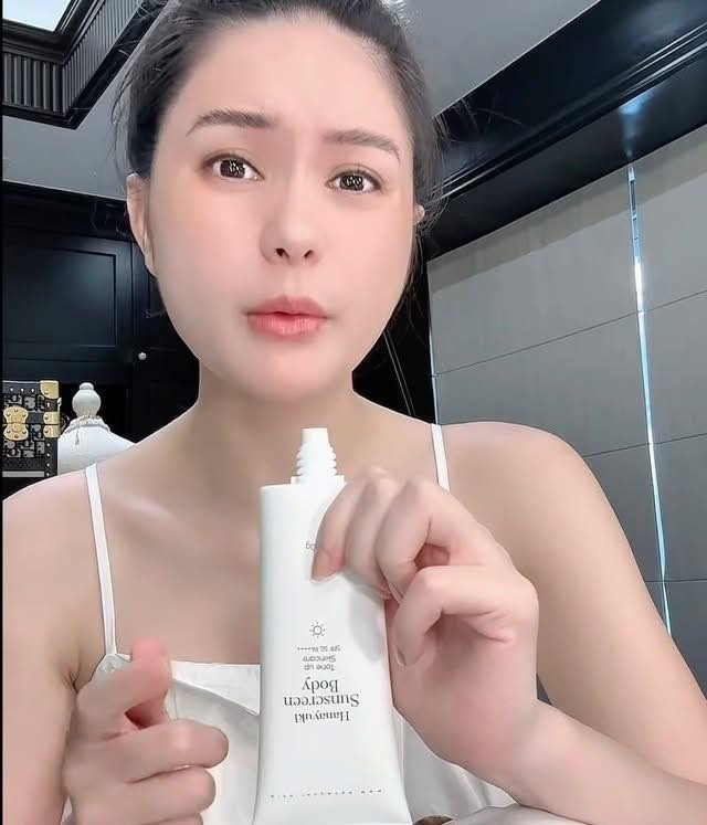 Sản phẩm kem chống nắng Hanayuki sunscreen body, loại hộp 1 tuýp 100 gram do công ty của chồng Đoàn Di Băng phân phối bị thu hồi, đình chỉ kinh doanh. Ca sĩ cũng thường xuyên quảng cáo bán hàng trên nhiều nền tảng.