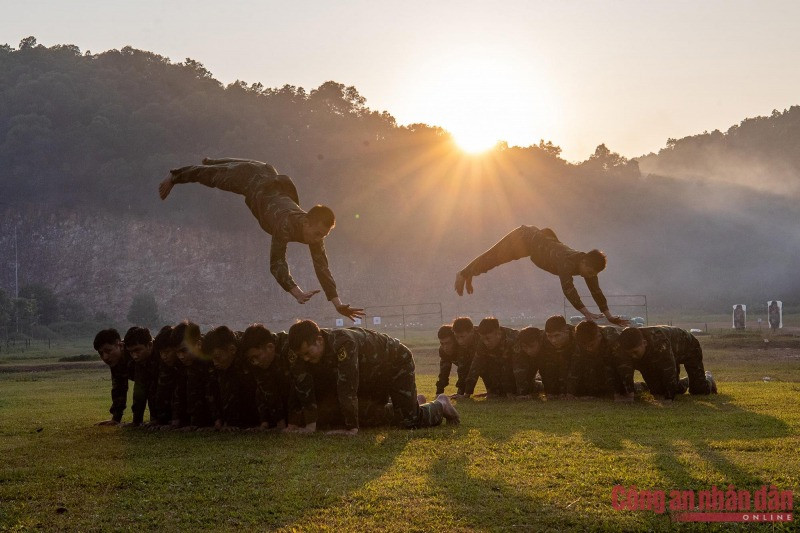 Để có những chiến công gắn liền với lịch sử quân sự nước nhà, các chiến sĩ của Binh chủng Đặc công nói chung và Lữ đoàn Đặc công bộ 113 nói riêng đều trải qua quá trình huấn luyện vô cùng công phu. Để có những chiến công gắn liền với lịch sử quân sự nước nhà, các chiến sĩ của Binh chủng Đặc công nói chung và Lữ đoàn Đặc công bộ 113 nói riêng đều trải qua quá trình huấn luyện vô cùng công phu.