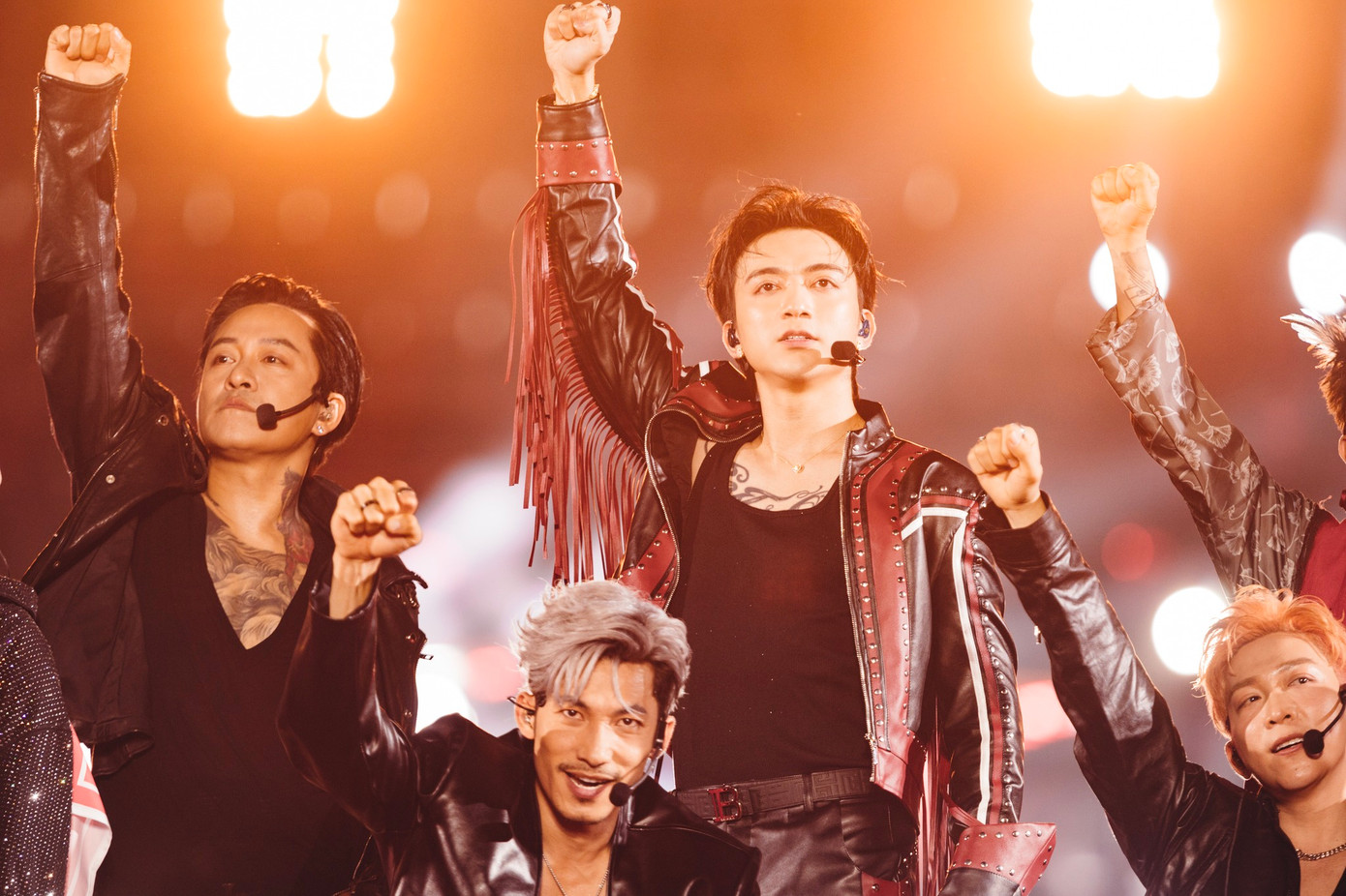 Đêm diễn được chia làm 6 chặng hành trình, gồm Chặng lửa, Cổ tích, Lắng đọng, Truyền thống, Hồi ức và Chương hit.