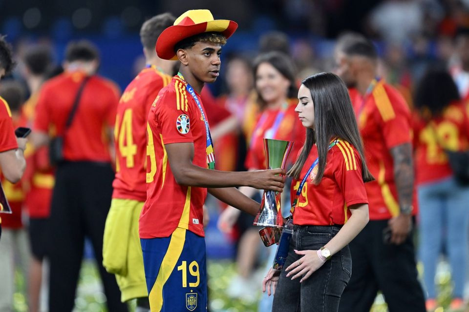 Khoảnh khắc thân mật của thần đồng bóng đá Tây Ban Nha và bạn gái. Cách đây 2 ngày, Lamine Yamal đón sinh nhật tuổi 17. Ảnh: Imago.