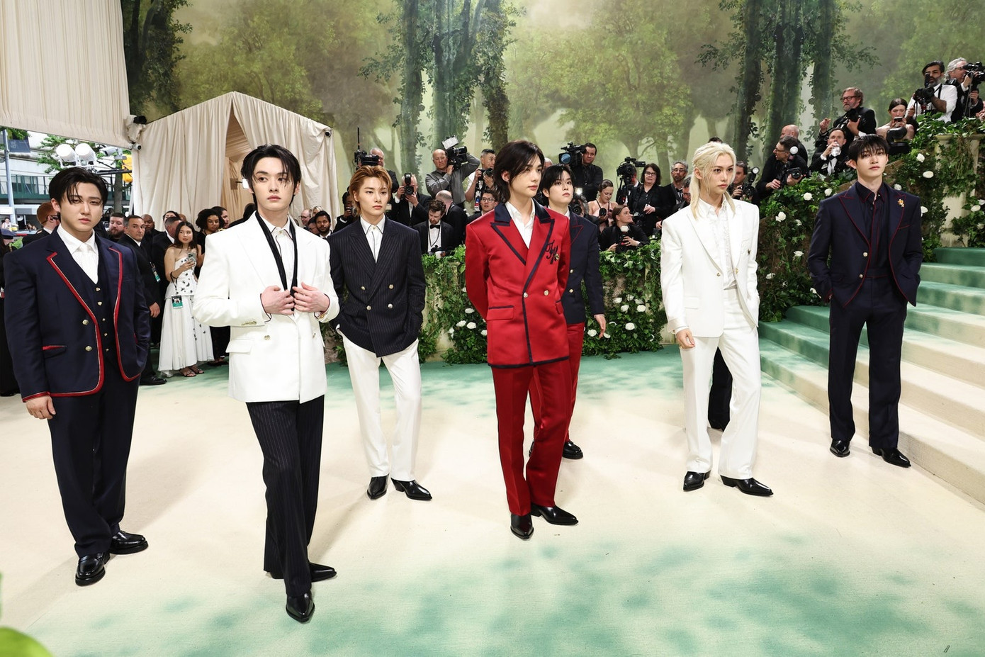 Stray Kids trở thành nhóm nhạc Kpop đầu tiên tham dự thảm đỏ Met Gala. Tất cả tám thành viên của đều đến từ Seoul trong trang phục được thiết kế riêng bởi nhà Tommy Hilfiger.