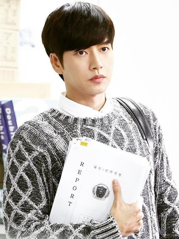 Theo truyền thông Hàn Quốc, nam diễn viên là người đặt nặng tình cảm gia đình. Anh sống cùng mẹ, chị gái và hai cháu. Ngôi sao 41 tuổi chưa công khai mối quan hệ nào, anh chia sẻ từng có những mối tình lãng mạn, nghiêm túc và cân nhắc đến hôn nhân. Theo truyền thông Hàn Quốc, nam diễn viên là người đặt nặng tình cảm gia đình. Anh sống cùng mẹ, chị gái và hai cháu. Ngôi sao 41 tuổi chưa công khai mối quan hệ nào, anh chia sẻ từng có những mối tình lãng mạn, nghiêm túc và cân nhắc đến hôn nhân.