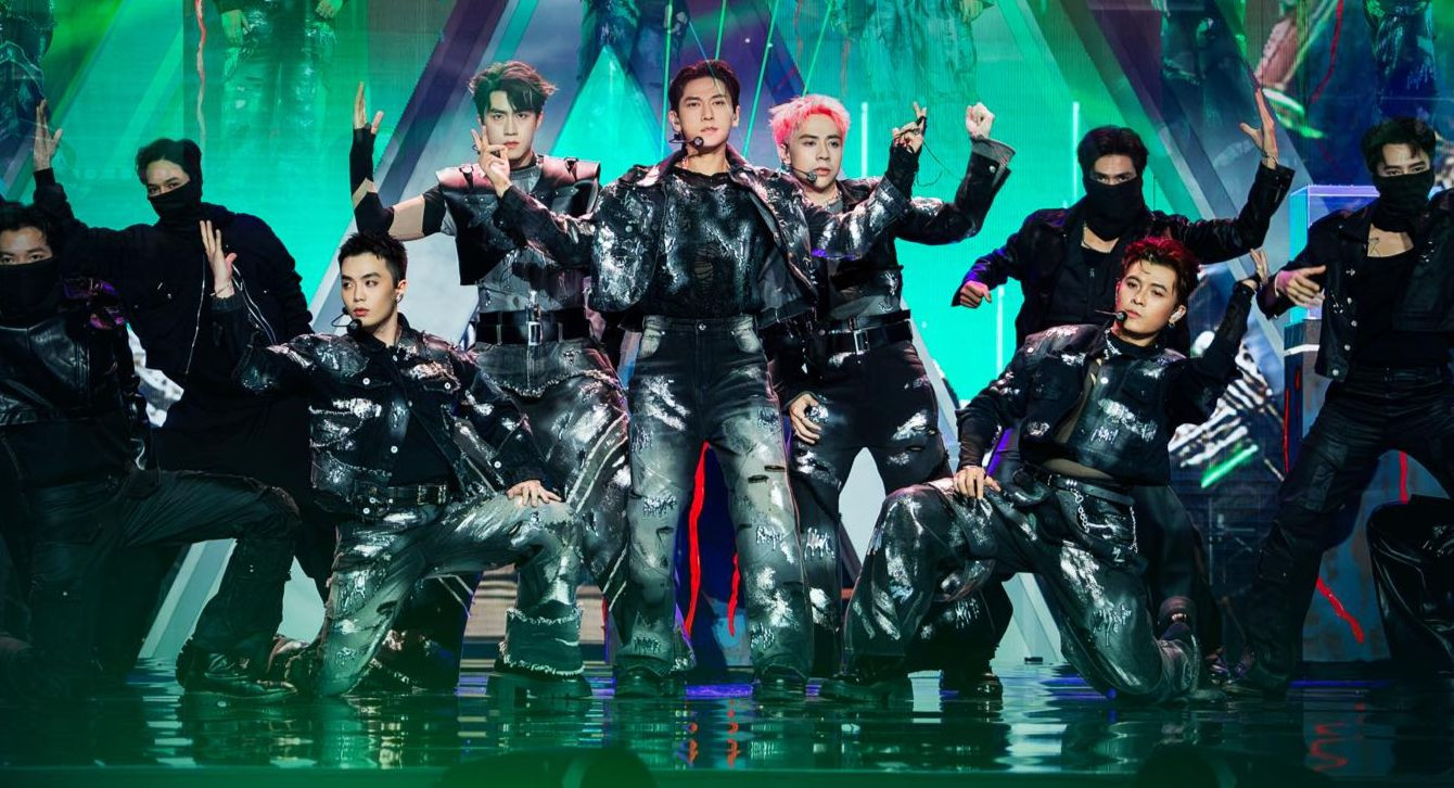 Sân khấu của dàn anh trai trong tập 2. Sân khấu của dàn anh trai trong tập 2.