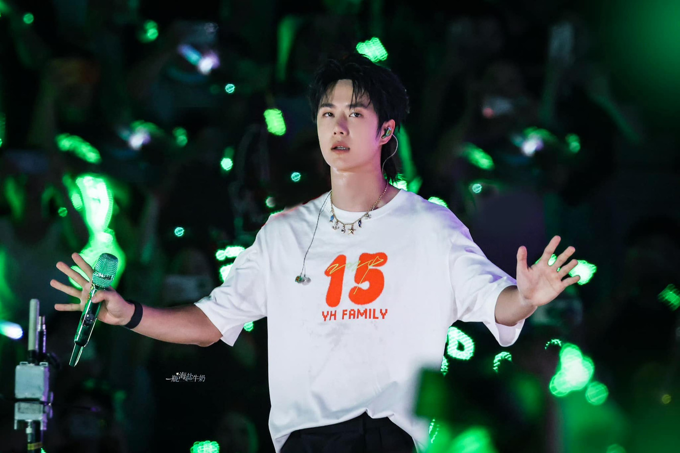 Fan Vương Nhất Bác phủ kín khán đài bằng ánh sáng xanh đặc trưng của anh. Ảnh: Weibo.