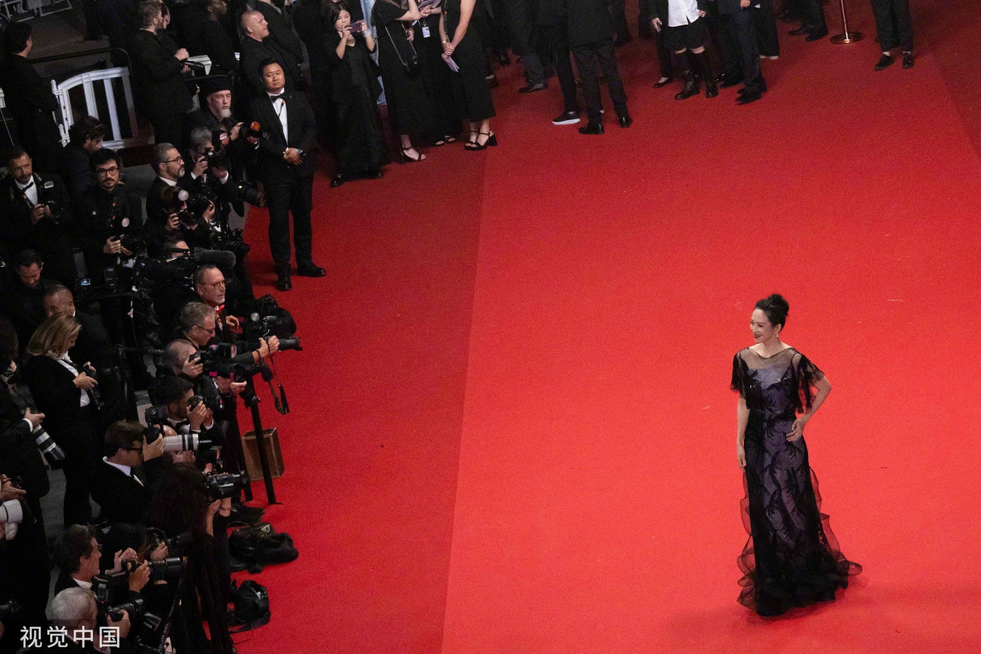 Chương Tử Di nhận đãi ngộ từ BTC LHP Cannes. Chương Tử Di nhận đãi ngộ từ BTC LHP Cannes.