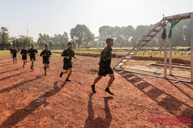 "Đặc biệt tinh nhuệ, anh dũng tuyệt vời, mưu trí táo bạo, đánh hiểm thắng lớn” là 16 chữ vàng gắn liền với lịch sử hình thành, phát triển của Binh chủng Đặc công Quân đội nhân dân Việt Nam. Trải qua các cuộc kháng chiến chống Pháp, chống Mỹ, bảo vệ Tổ quốc và làm nghĩa vụ quốc tế, đặc công Việt Nam đã ghi vào sử vàng dân tộc những chiến công thần kỳ hiển hách. "Đặc biệt tinh nhuệ, anh dũng tuyệt vời, mưu trí táo bạo, đánh hiểm thắng lớn” là 16 chữ vàng gắn liền với lịch sử hình thành, phát triển của Binh chủng Đặc công Quân đội nhân dân Việt Nam. Trải qua các cuộc kháng chiến chống Pháp, chống Mỹ, bảo vệ Tổ quốc và làm nghĩa vụ quốc tế, đặc công Việt Nam đã ghi vào sử vàng dân tộc những chiến công thần kỳ hiển hách.