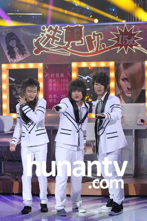 HKT (phải) được nghệ sĩ Trung Quốc (ảnh trái) cosplay trên game show. HKT (phải) được nghệ sĩ Trung Quốc (ảnh trái) cosplay trên game show.