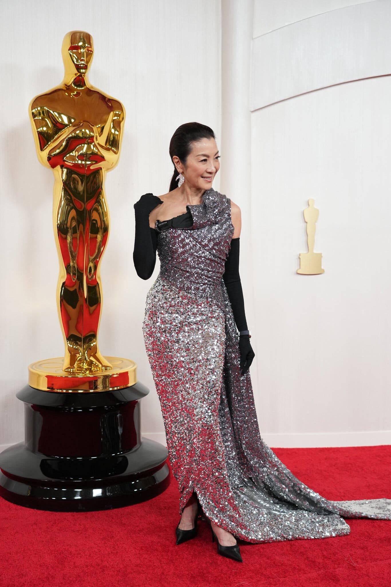 Dương Tử Quỳnh là một trong những MC của buổi lễ. Ảnh: New York Times