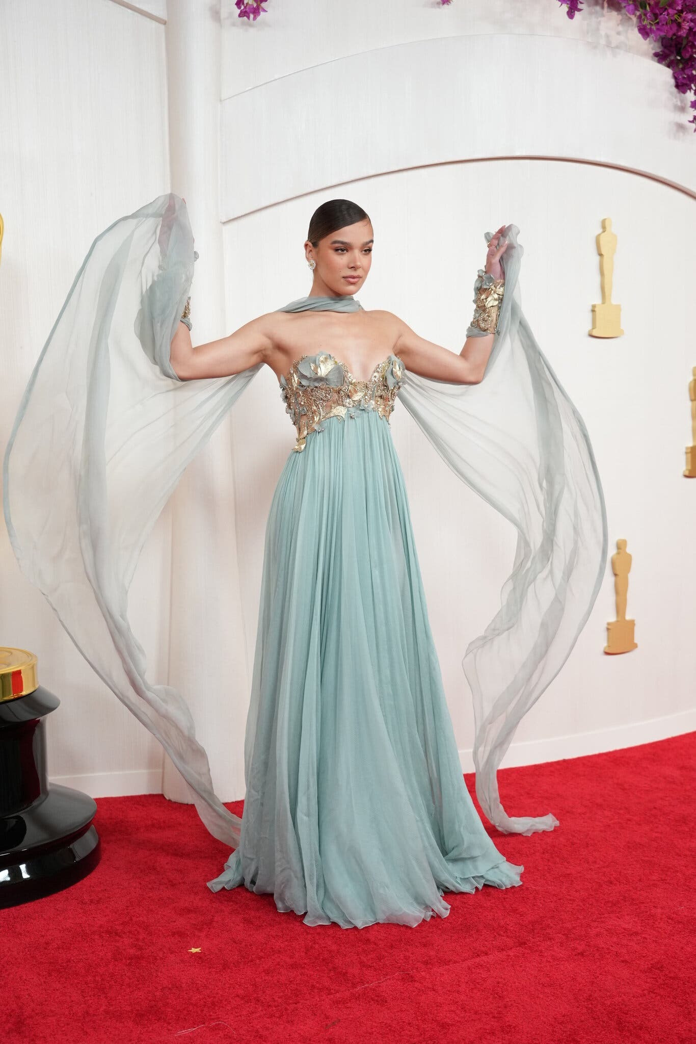 Bộ cánh gợi cảm của Hailee Steinfeld, Issa Rae (phải) trên thảm đỏ. Ảnh: New York Times.