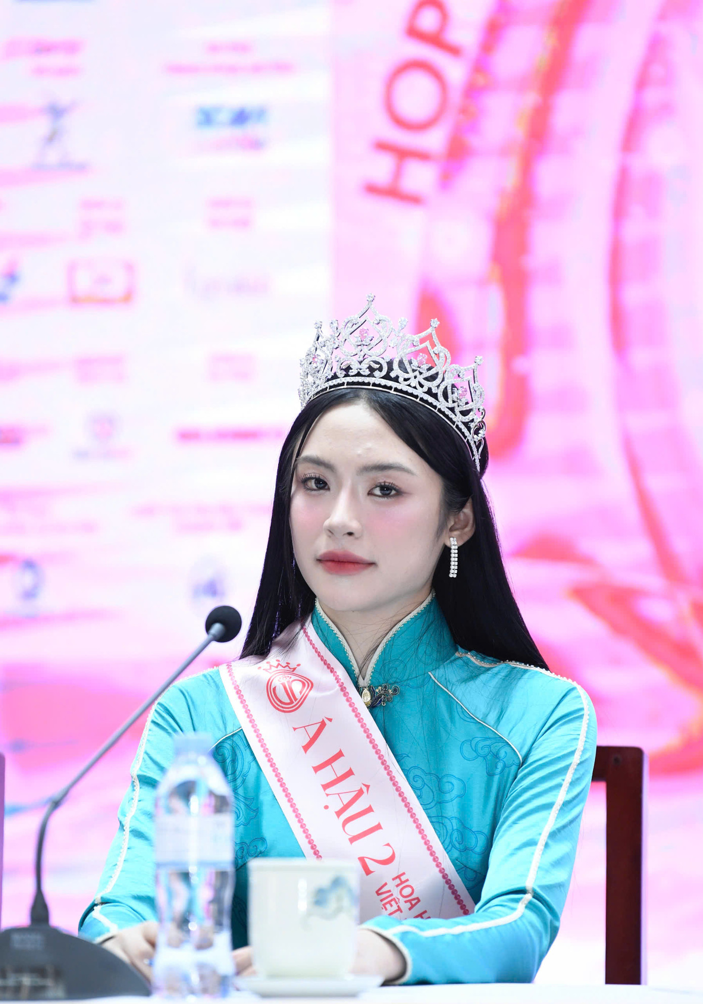 Chia sẻ về vương miện Á hậu 2, Vân Nhi nói danh hiệu của cô hoàn toàn xứng đáng và công tâm. Vân Nhi cho biết cô ngưỡng mộ và học hỏi được nhiều điều từ Hoa hậu Hà Trúc Linh. Chia sẻ về vương miện Á hậu 2, Vân Nhi nói danh hiệu của cô hoàn toàn xứng đáng và công tâm. Vân Nhi cho biết cô ngưỡng mộ và học hỏi được nhiều điều từ Hoa hậu Hà Trúc Linh.