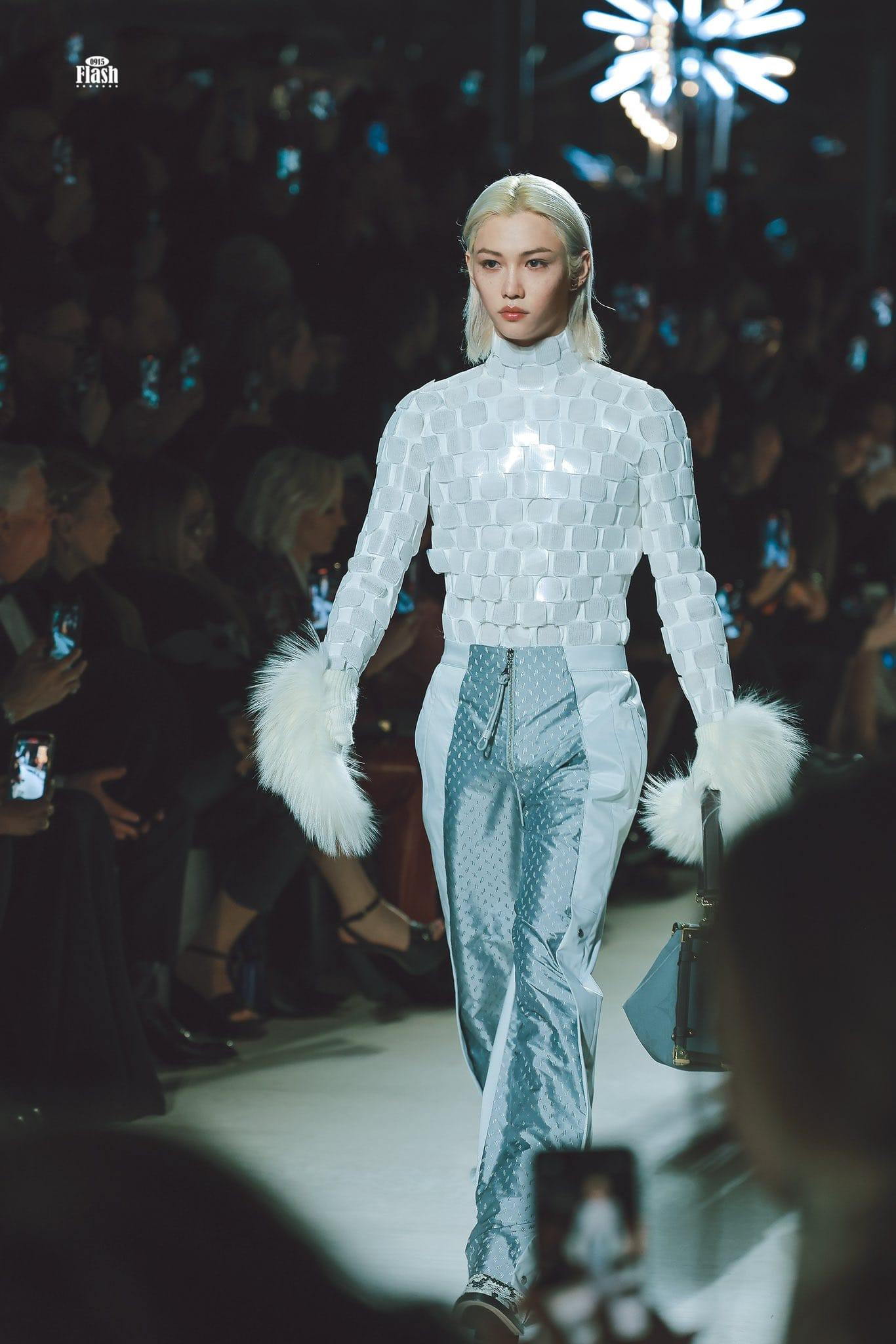 Felix (Stray Kids) sải bước trên sàn runway show diễn. Felix (Stray Kids) sải bước trên sàn runway show diễn.