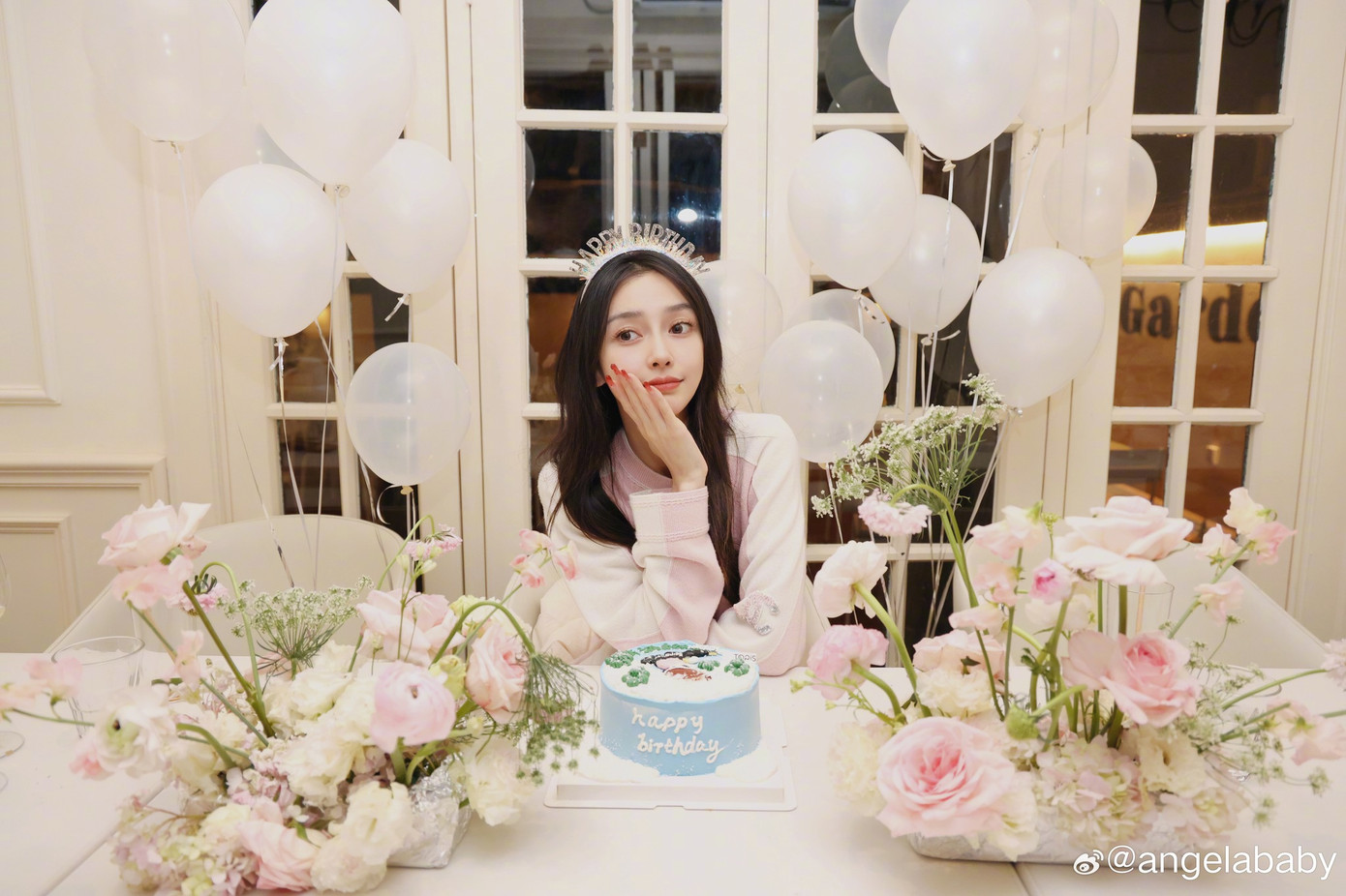 Angelababy đón sinh nhật tuổi 35 bên bố mẹ và con trai Tiểu Hải Miên. Ảnh: Weibo. Angelababy đón sinh nhật tuổi 35 bên bố mẹ và con trai Tiểu Hải Miên. Ảnh: Weibo.