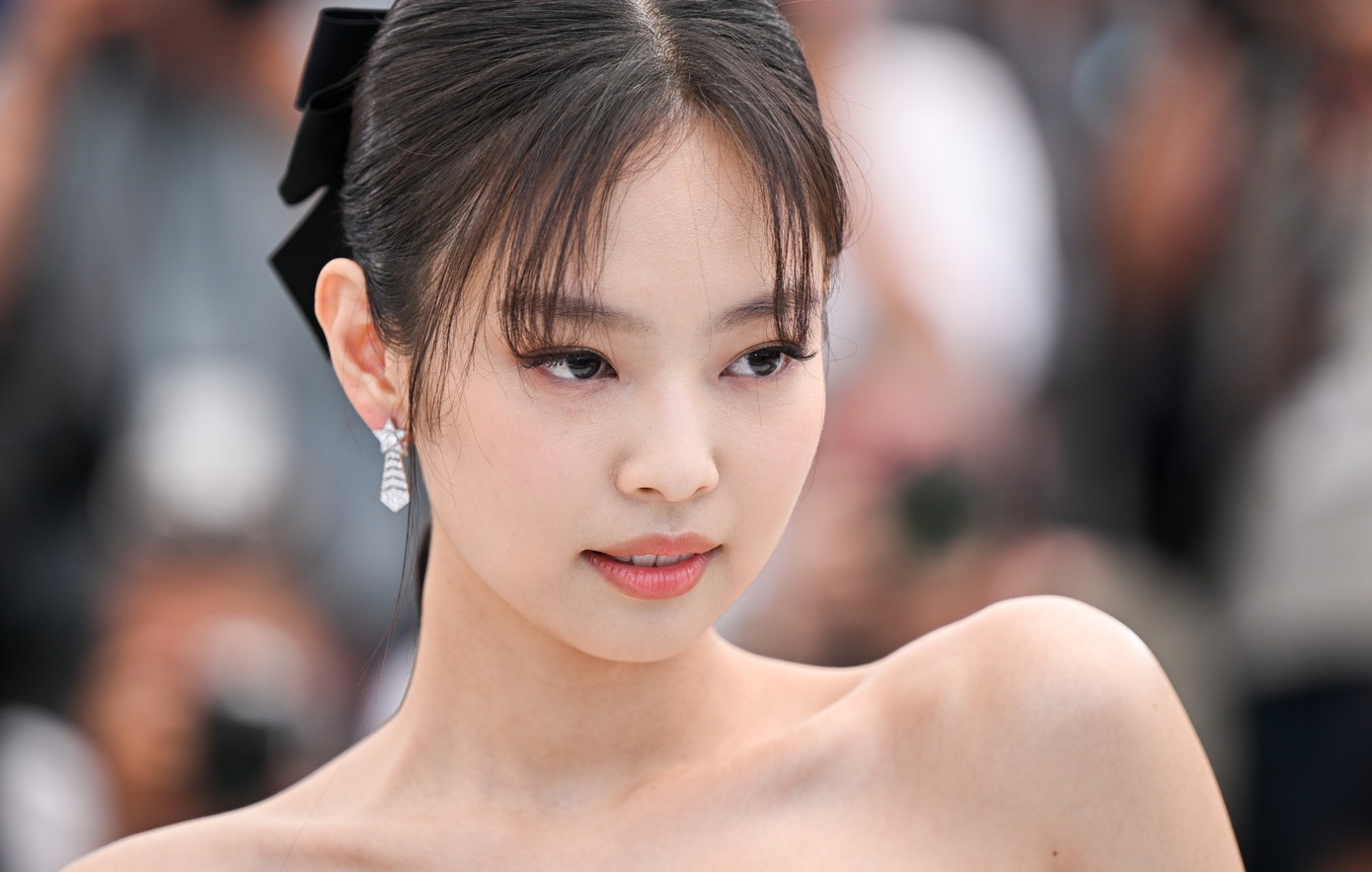 G-Dragon rời YG trong khi Jennie (phải) mở nhãn hiệu riêng, hoạt động cá nhân. Nhiều khán giả tin rằng YG thất bại trong việc ký hợp đồng cá nhân với Jennie. G-Dragon rời YG trong khi Jennie (phải) mở nhãn hiệu riêng, hoạt động cá nhân. Nhiều khán giả tin rằng YG thất bại trong việc ký hợp đồng cá nhân với Jennie.