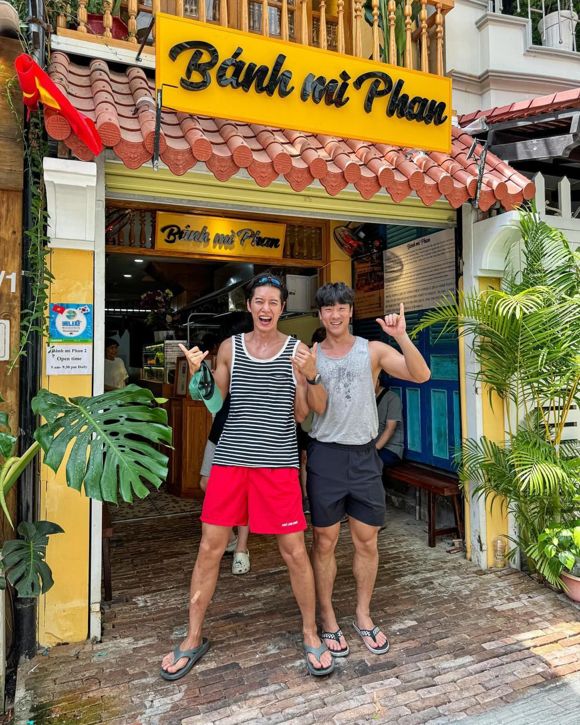 Park Hae Jin cùng nhóm bạn khám phá Nha Trang. Park Hae Jin cùng nhóm bạn khám phá Nha Trang.