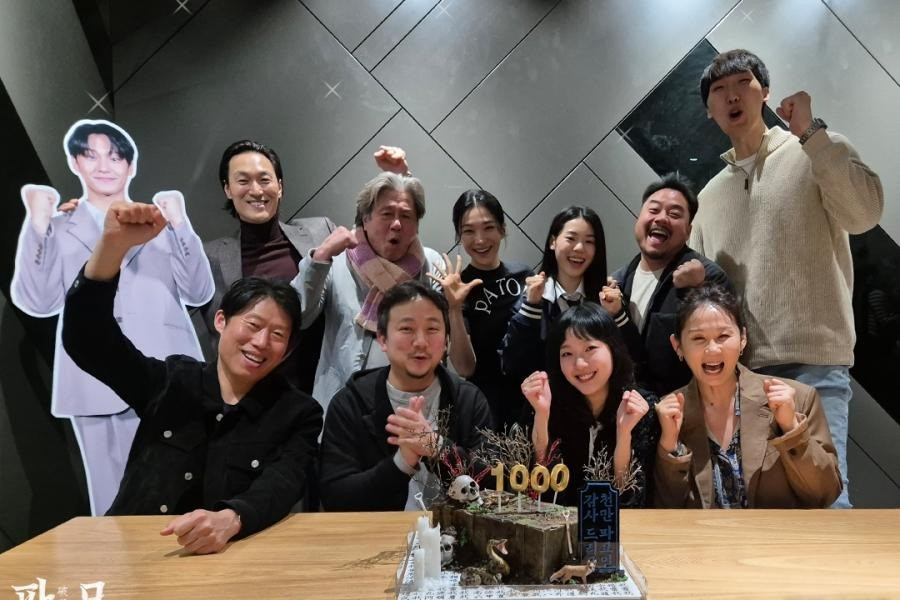 Đạo diễn và dàn diễn viên của Exhuma: Quật mộ trùng ma ăn mừng thắng lợi phim đạt 10 triệu lượt xem. Đạo diễn và dàn diễn viên của Exhuma: Quật mộ trùng ma ăn mừng thắng lợi phim đạt 10 triệu lượt xem.