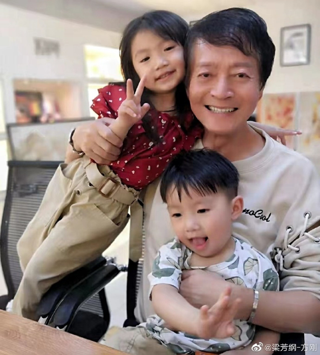 Phương Cương dưỡng già bên gia đình con trai nuôi.