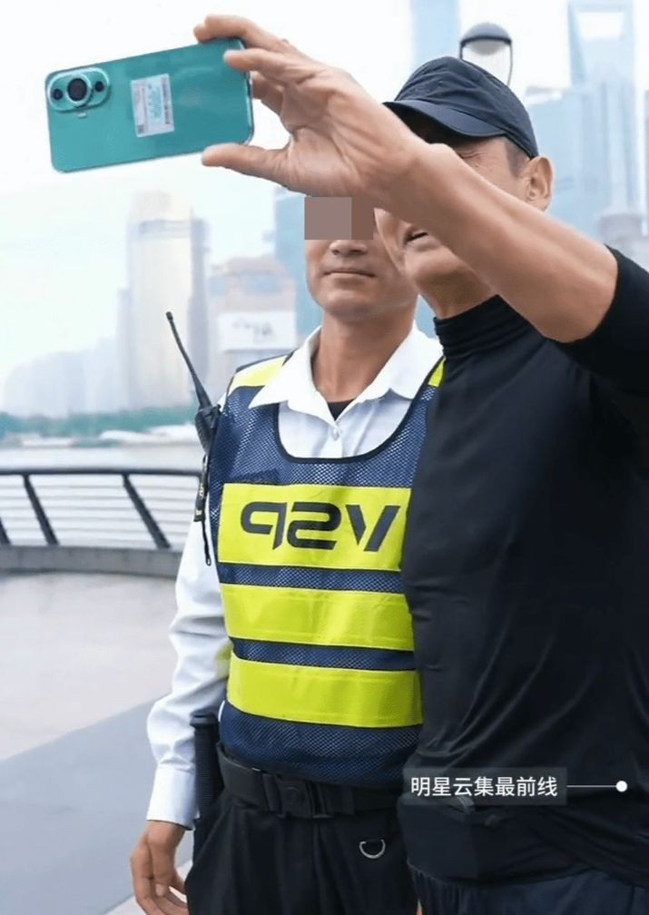 Châu Nhuận Phát thân thiện chụp ảnh cùng nhiều người hâm mộ trên đường chạy. Châu Nhuận Phát thân thiện chụp ảnh cùng nhiều người hâm mộ trên đường chạy.