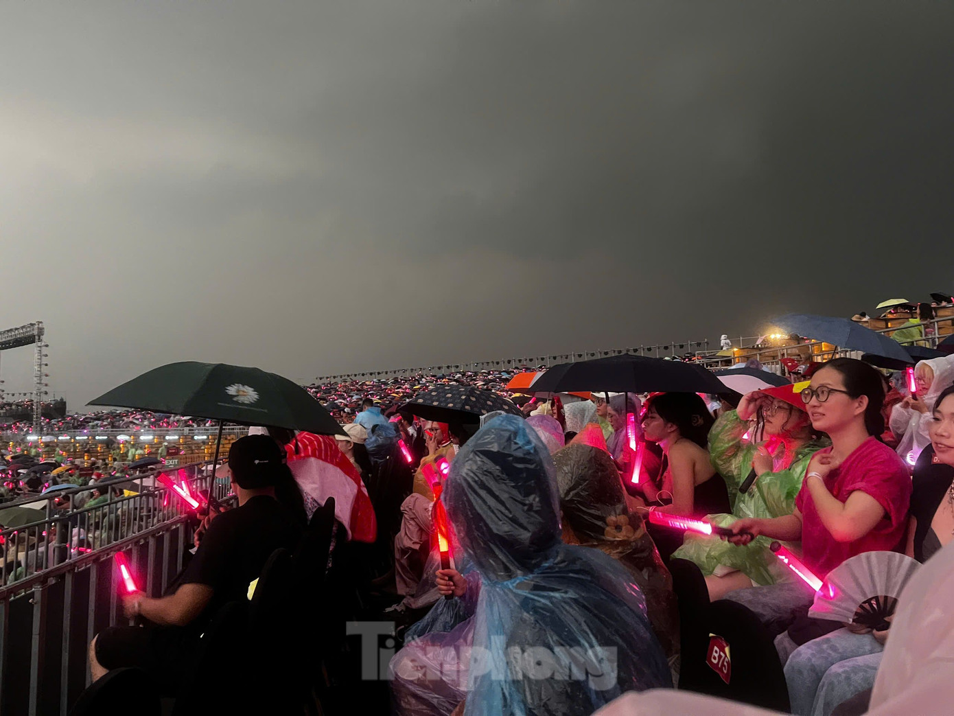 Biển người đổ về Hưng Yên &quot;tắm mưa&quot; cùng 33 nghệ sĩ. Ảnh: Ngọc Ánh.