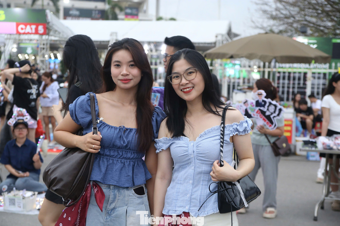 Nguyễn Thương (25 tuổi, Hà Nội, bìa phải) chia sẻ đã mua lại vé với giá 5,5 triệu đồng, cao hơn 500.000 đồng so với giá gốc. “Tôi thấy mức giá này hợp lý vì đã chờ hơn 10 năm để được gặp G-Dragon tại Việt Nam”, cô nói. Lo ngại hàng giả, cô quyết định mua lightstick chính hãng tại sân vận động.