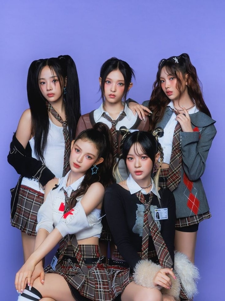 Nhóm ILLIT (trái) bị tố là bản sao của NewJeans. Min Hee Jin không muốn ILLIT được PR là "em gái NewJeans". Nhóm ILLIT (trái) bị tố là bản sao của NewJeans. Min Hee Jin không muốn ILLIT được PR là "em gái NewJeans".